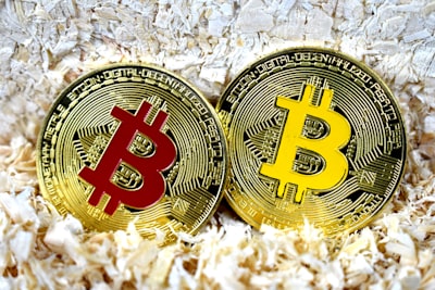 Gold and bitcoin cryptocurrency comparison for investment diversification